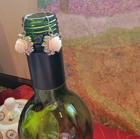 Pale pink and silver tone flower earrings - Picture 7 of 9